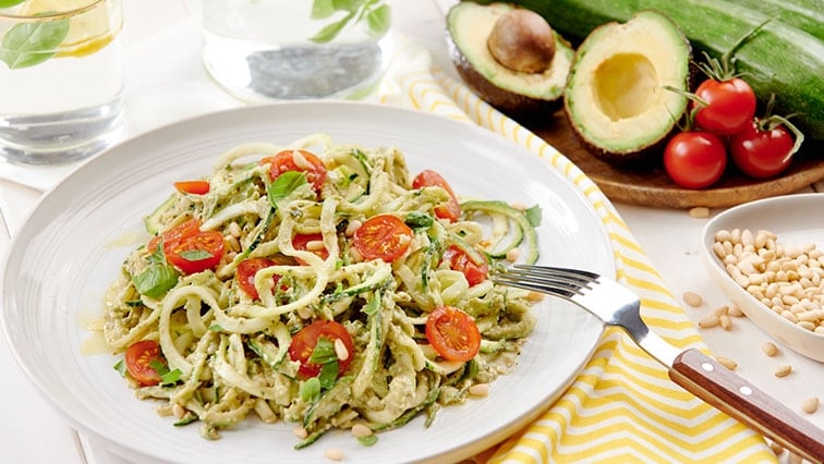 RAW cuketové nudle s avokádovou omáčkou