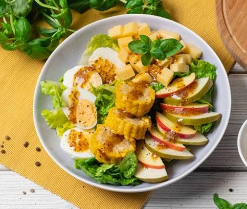 Čerstvý šalát s grilovanou kukuricou, syrom, vajíčkom a ovocím