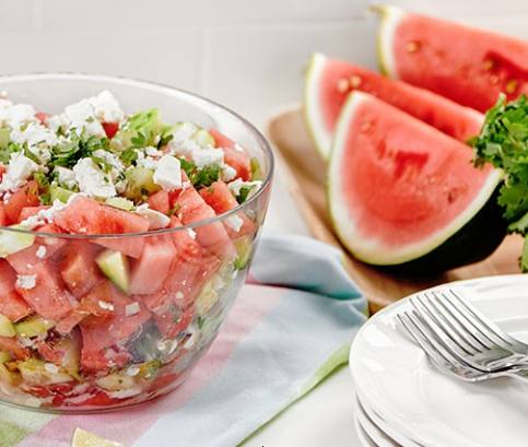 Nyári dinnyesaláta uborkával és fetával