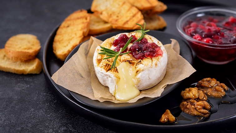 Camembert fondue s karamelizovanými orechmi a brusnicovou omáčkou