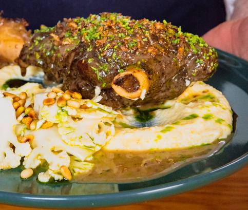 Glasszírozott báránycsülök kecskesajtos polentával és fenyőmagos karfiolsalátával