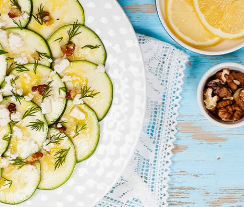 Bio cukkini carpaccio feta sajttal, kaporral és citrusos öntettel