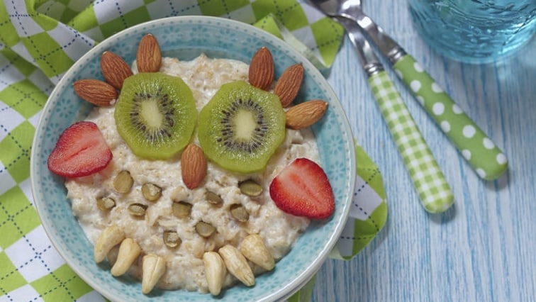 Dětská ovesná kaše s datlovým sirupem