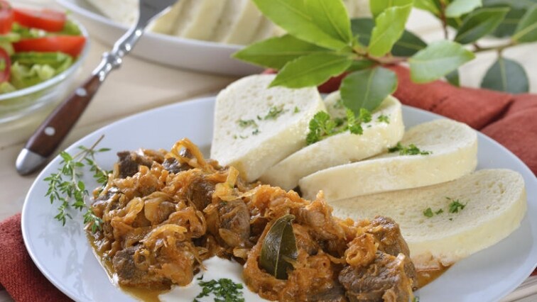 Oblíbená klasika s kysaným zelím: Vyzkoušejte jednoduchý recept na segedínský guláš