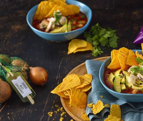 Tradičná mexická tortillová polievka Sopa Azteca