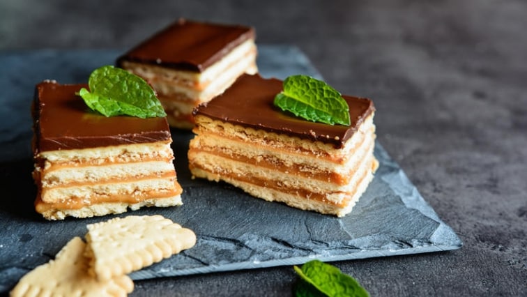 Nepečený zákusek s pudinkem a sušenkami