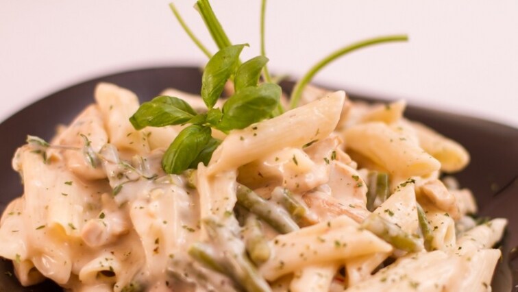 Tejszínes, zölbabos csirkés tészta