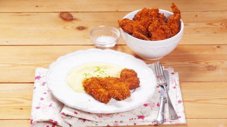 Kuřecí stripsy obalované v corn flakes a bramborová kaše