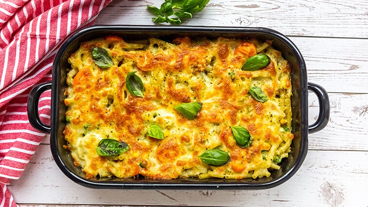 Zapečené těstoviny s kuřecím masem, žampióny a pestem