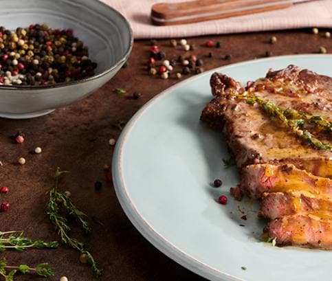 Steak s omáčkou z farebného korenia