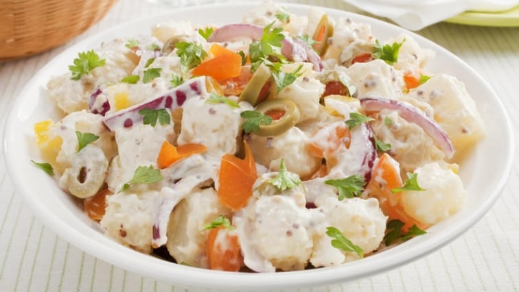 Bramborový salát s olivami, mrkvičkou a červenou cibulí