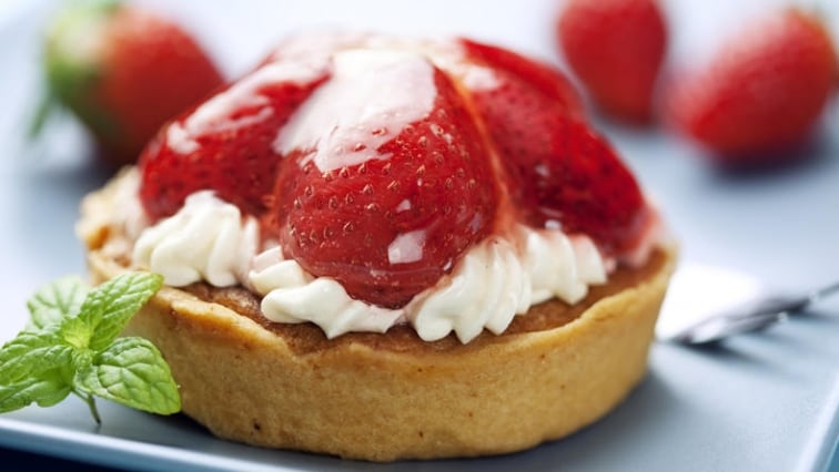 Jahodové košíčky plněné pudingovým krémem