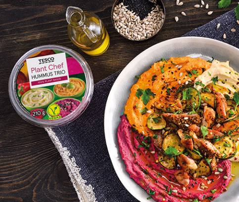 Hummus s pečeným pikantným kuraťom a so zeleninou