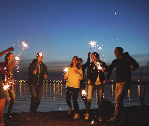 Az új év érkezését a világon csókokkal és veréssel is ünneplik 