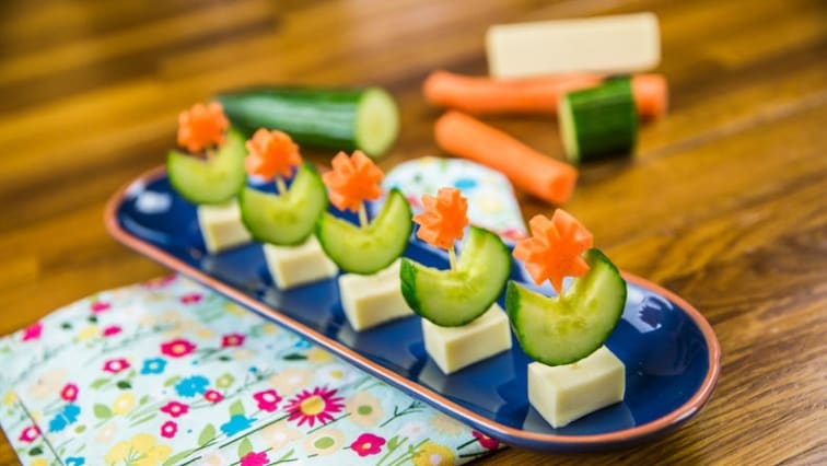 Jednohubkové kytičky z okurky a mrkve