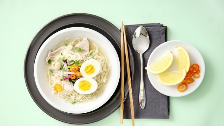 Asijská nudlová polévka s vepřovým masem