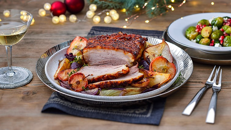 Pečený vepřový bůček s jablky a hruškami