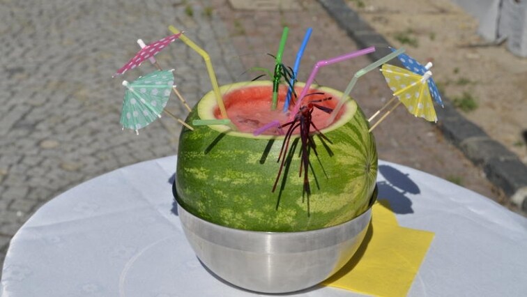 Sladký koktejl s likérem podávaný v melounu