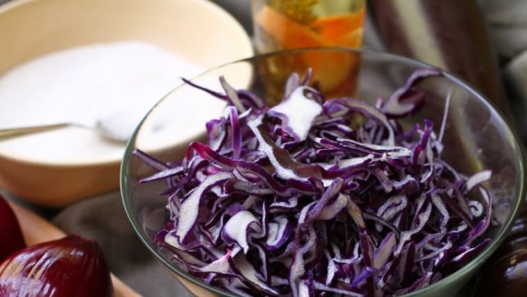 Lilakáposzta saláta