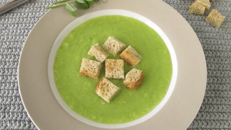 Hrášková polévka s křupavými krutony