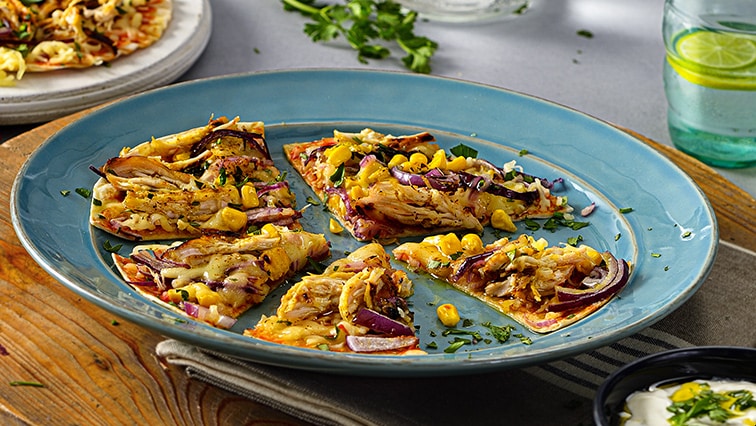 Grilovaná pizza na tortille s trhaným kuracím mäsom