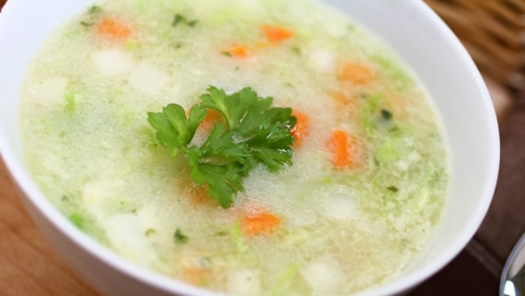 Isteni tejfölös karalábéleves