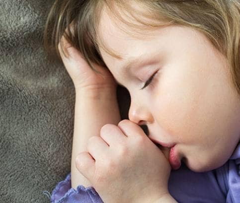 Odnaučiť dieťa od cmúľania palca pomôže aj pohoda doma