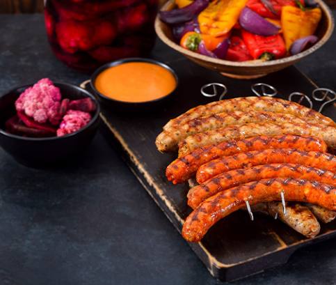 Grilované klobásky s baby paprikami a nakladanou zeleninou 