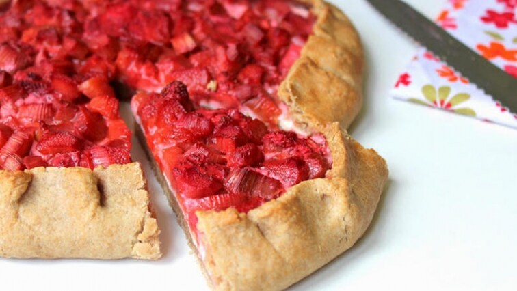 Tvarohová galette s rebarborou a jahodami
