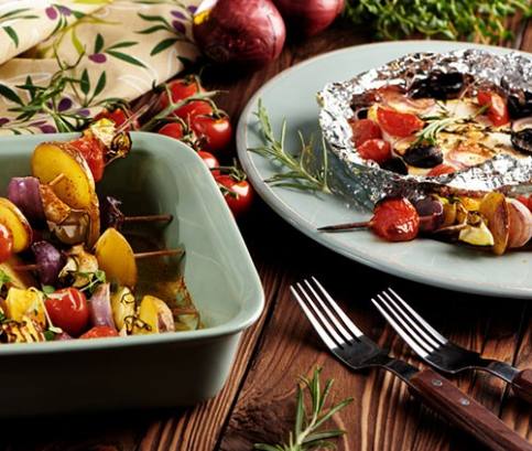 Vegetáriánus saslik grillezett sajttal