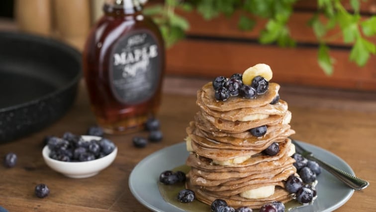 Banánové palačinky s javorovým sirupem a borůvkami