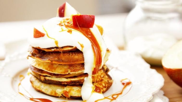 Jablečné palačinky se zakysanou smetanou a karamelem