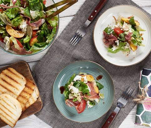 Aromatický nektarinkový salát s prosciuttem