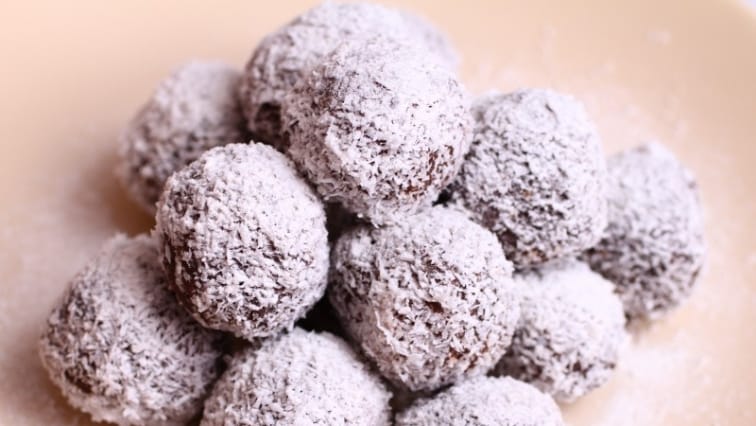 Meggyel töltött kókuszgolyó