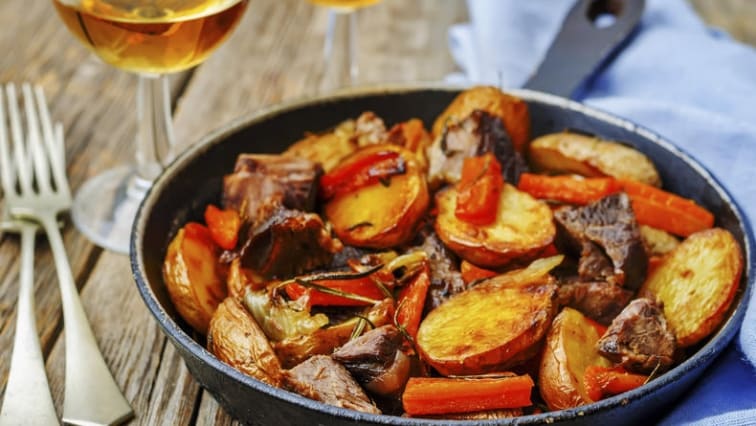 Pečené maso na rozmarýnu s bramborami a zeleninou