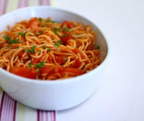 Fokhagymás-paradicsomos spagetti