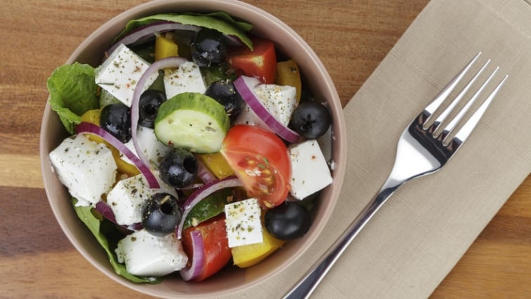 Pravý řecký salát se sýrem Feta a olivami