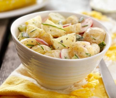 Vegán póréhagymás burgonyasaláta céklaöntettel