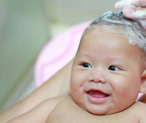 Na šupiny na hlavičce miminka si vezměte správný olej