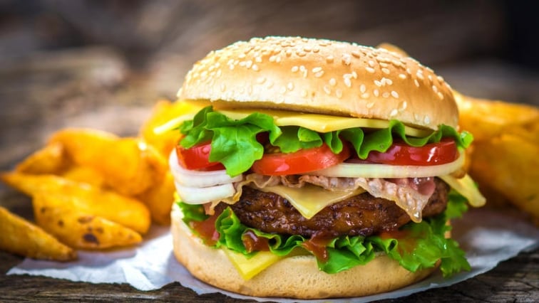 Americký burger se slaninou a cheddarem