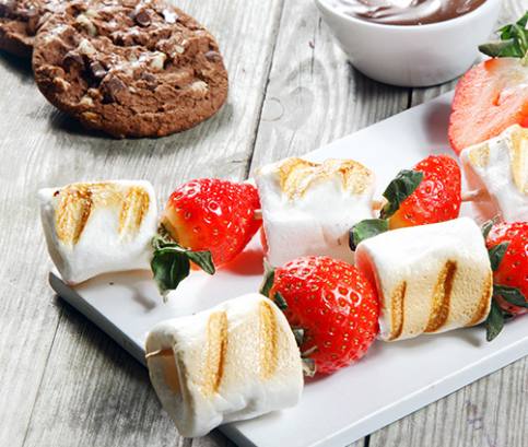 Grilované špízy marshmallows s ovocím