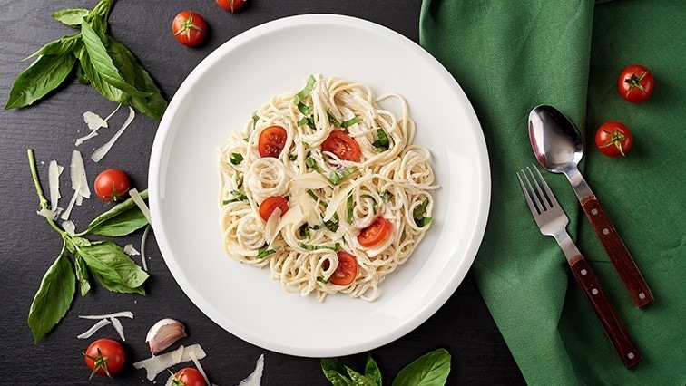 Spagetti bazsalikomos szósszal