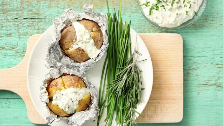 Pečené bylinkové brambory s jogurtem