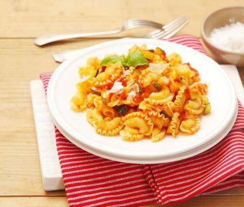 Těstoviny s rajčaty a parmazánem