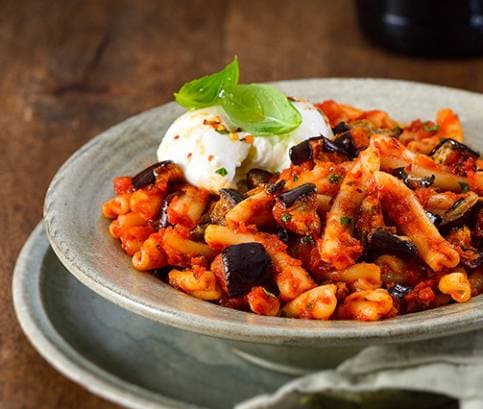 Těstoviny s pikantní lilkovou omáčkou s mozzarellou  