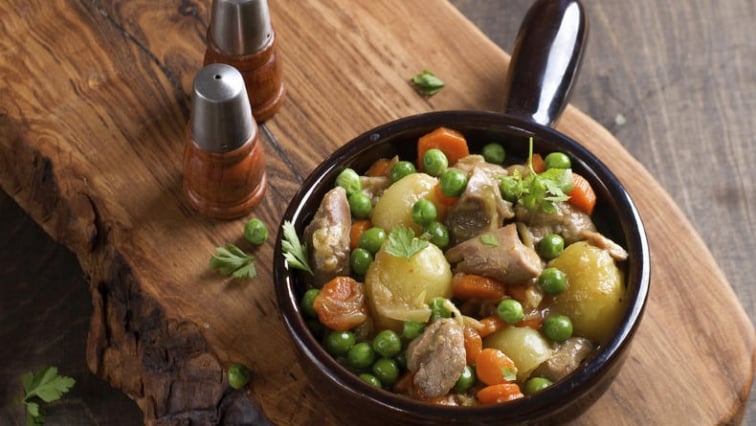 Šťavnaté vepřové kostky s dušenou zeleninou