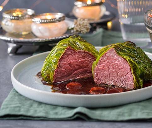 Svíčková v kapustovém listu s vinnou redukcí