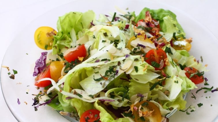 Zöld saláta olívaolajjal