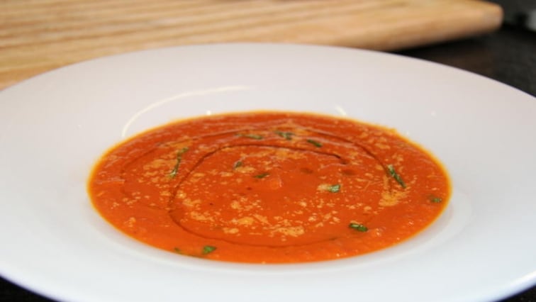 Italská rajčatová polévka s bazalkou a parmazánem