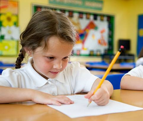Školské potreby pre ľavákov: Nožnice, pero, ceruzky a ďalšie pomôcky, ktoré pomôžu